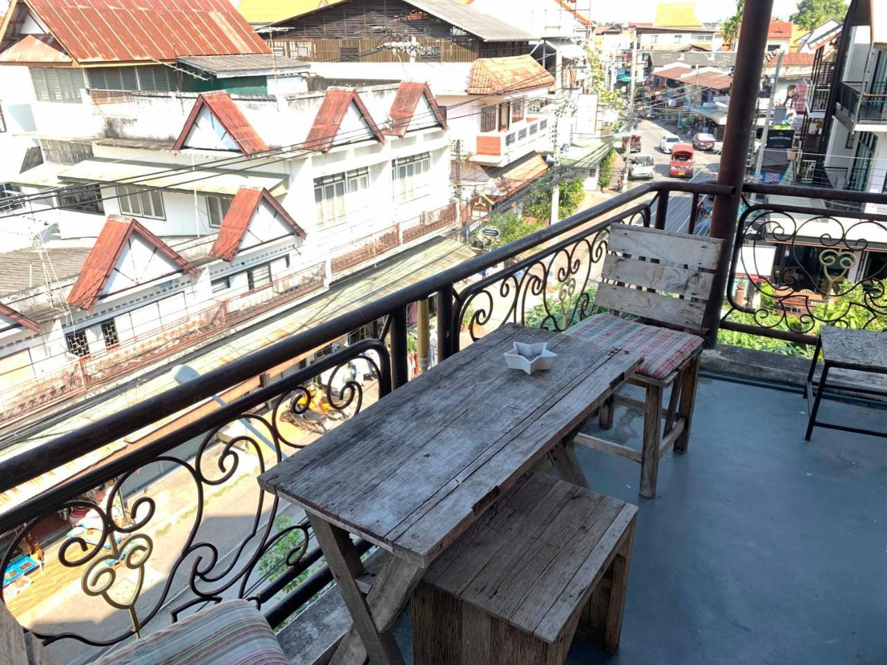 J Giant Hostel Chiang Mai Exterior photo