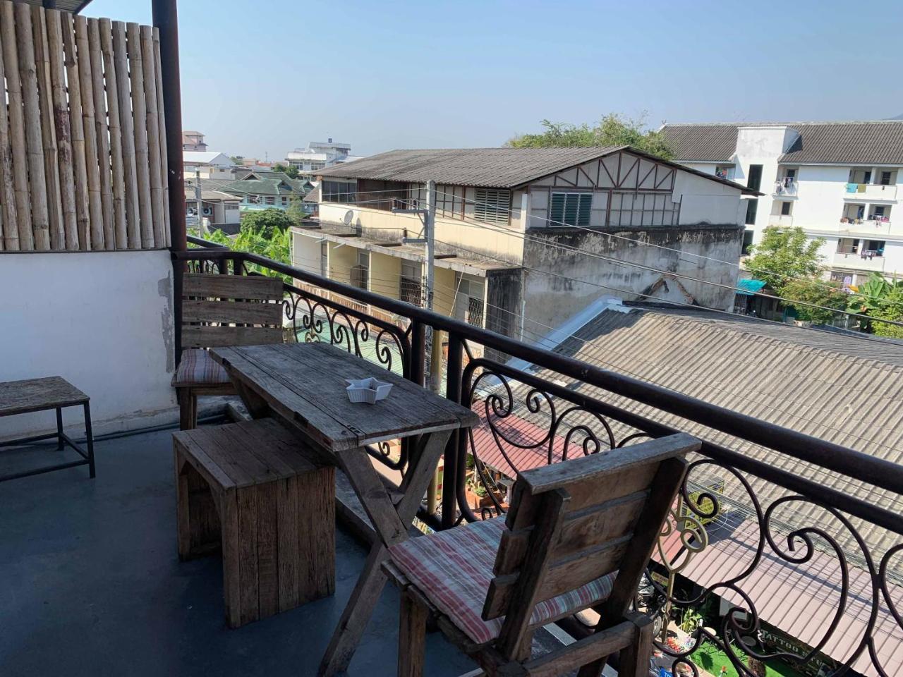 J Giant Hostel Chiang Mai Exterior photo