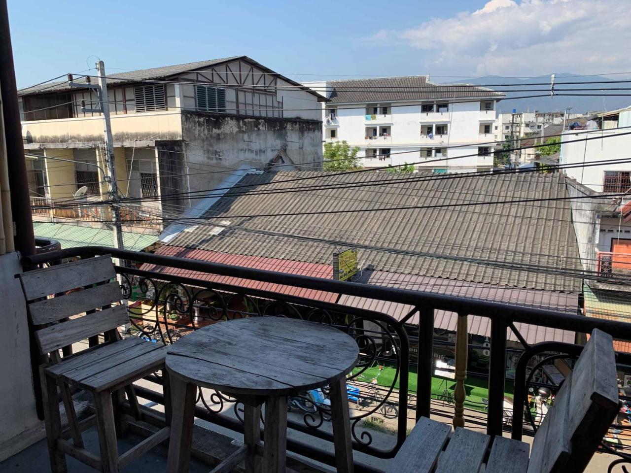 J Giant Hostel Chiang Mai Exterior photo