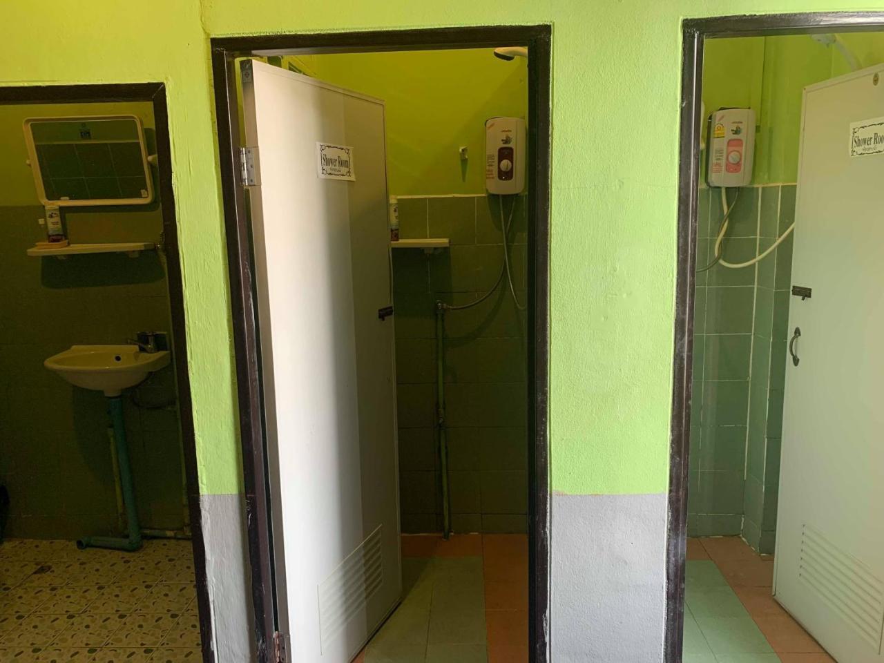 J Giant Hostel Chiang Mai Exterior photo